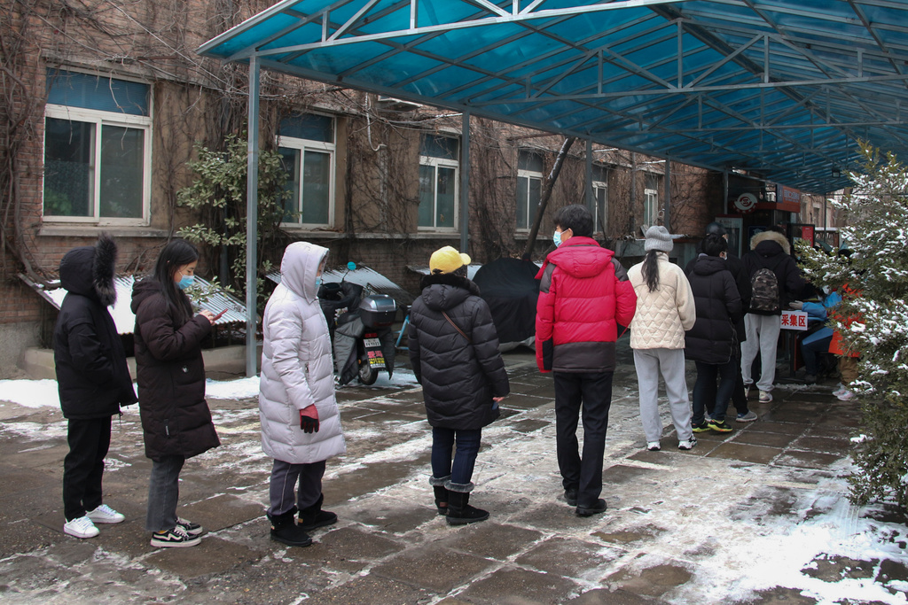 Boende i Fengtai köar i kylan för att coronatesta sig.