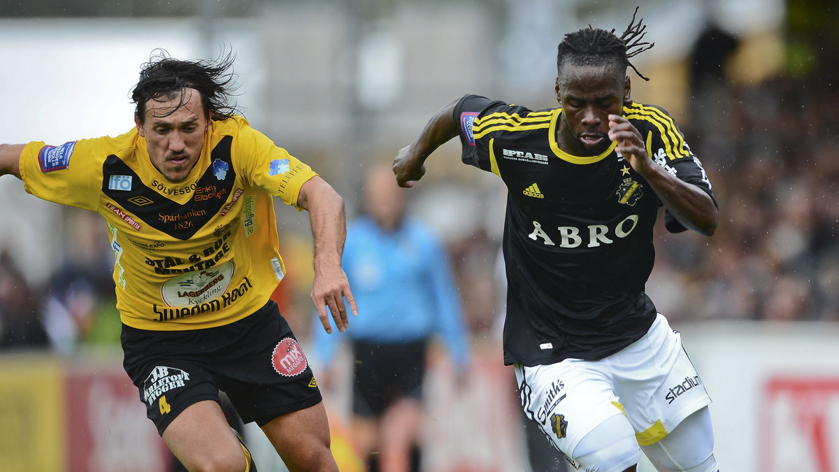 Mjällbys Daniel Ivanovski jagar AIK:s Martin Mutumba.