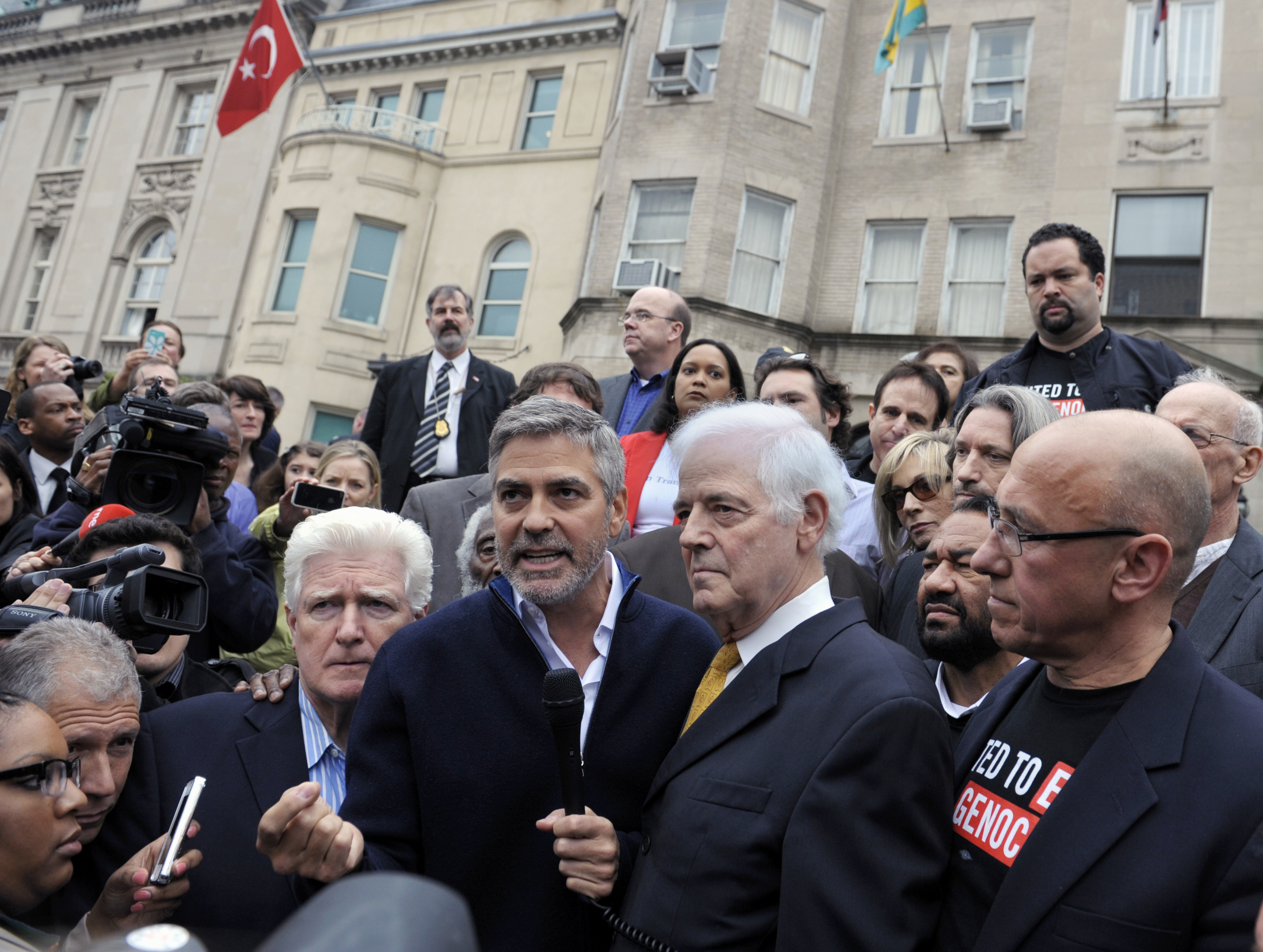 Clooney ledde demonstrationen utanför Sudans ambassad.