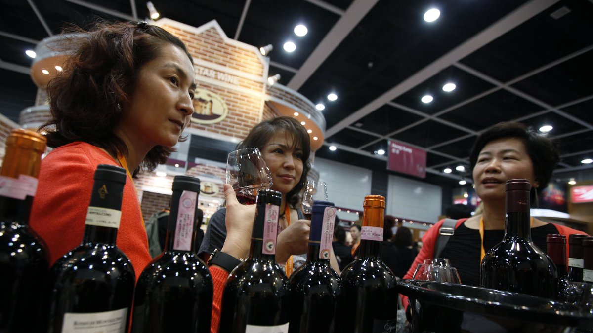 Kinesiskt intresse för framför allt bordeaux anses ligga bakom bristen, delvis. Här bilder från en vinmässa i Hong Kong.