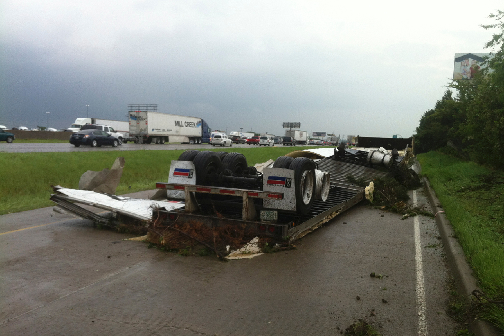 Lastbilar lyftes som leksaksbilar i stormens våldsamma fart.