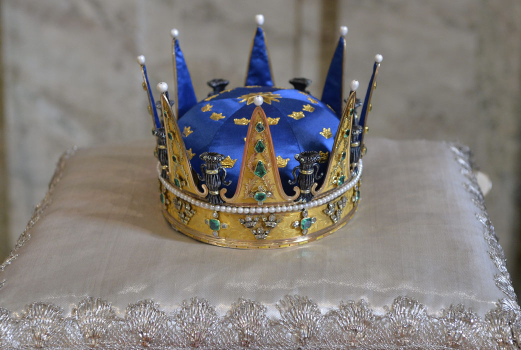 Prins Karls krona under vigseln. 
