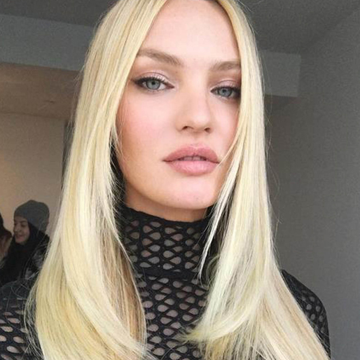 Candice Swanepoel tar en selfie. Candice Swanepoel tar en selfie.