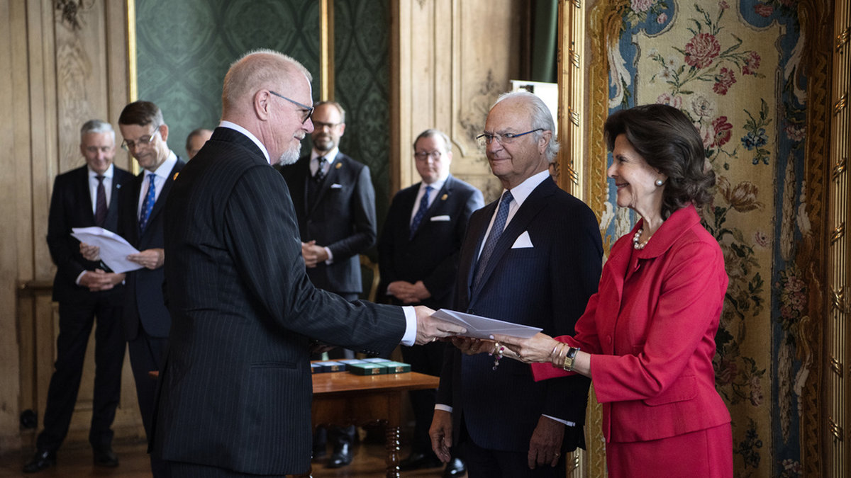Peter Andersson tar emot medaljen Litteris et Artibus av Kung Carl XVI Gustaf och drottning Silvia 2019.