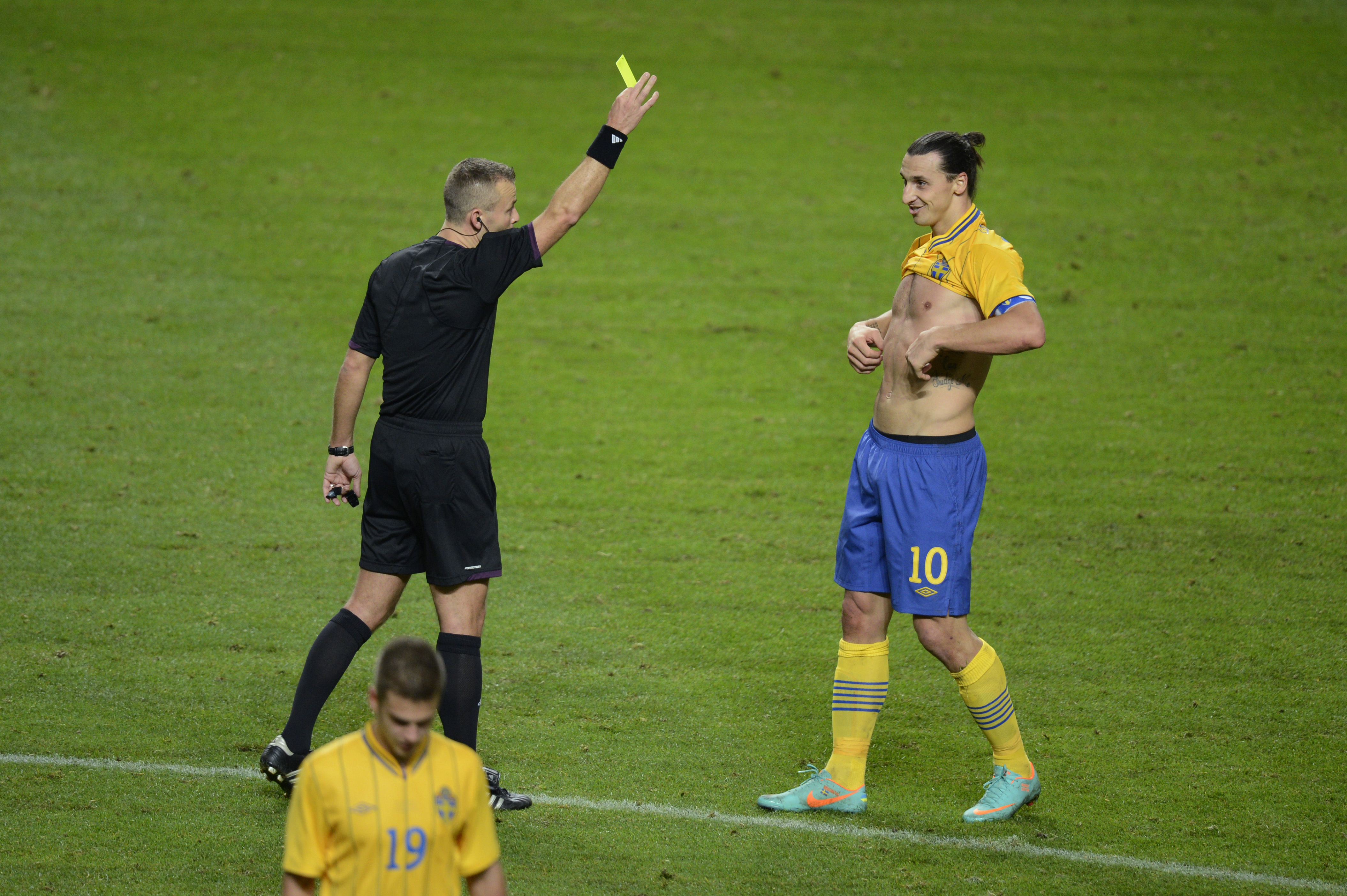 Tror inte Zlatan brydde sig om att han blev varnad efteråt. Tror inte Zlatan brydde sig om att han blev varnad efteråt.