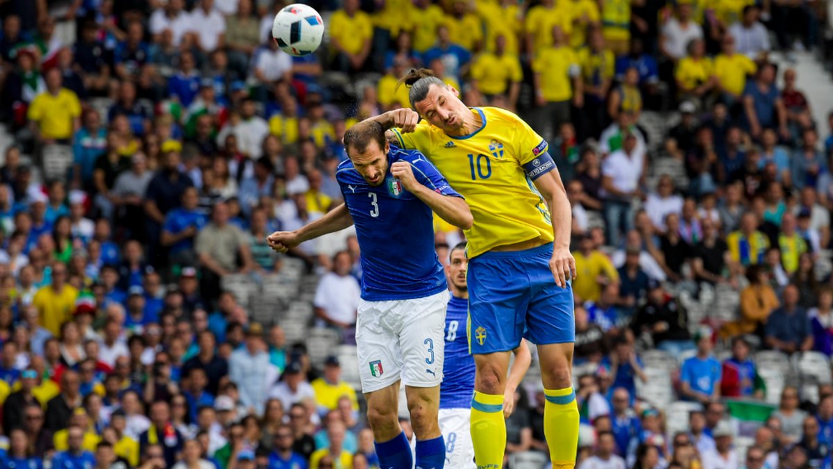 Zlatan Ibrahimovic i duell med Giorgio Chiellini under matchen mot Italien.