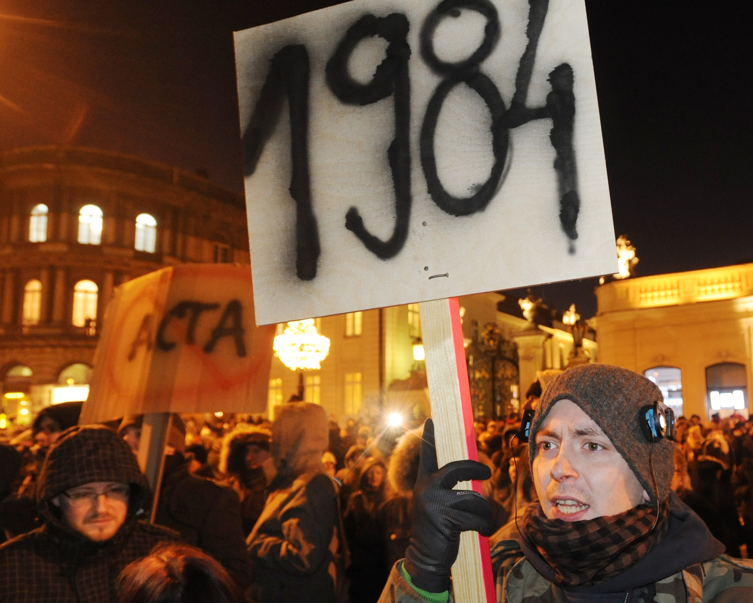 I Polen ledde protesterna till kravaller i flera städer under förra veckan. Samtidigt attackerades flera regeringshemsidor.