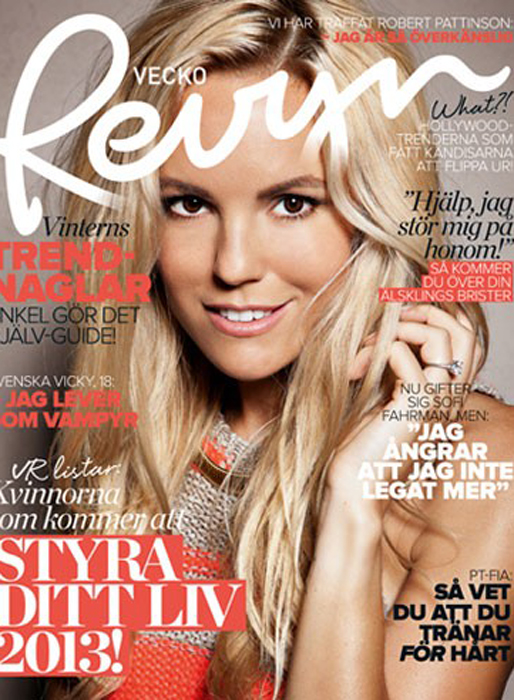 Men hon har också setts i mer enkel styling. Men hon har också setts i mer enkel styling.
