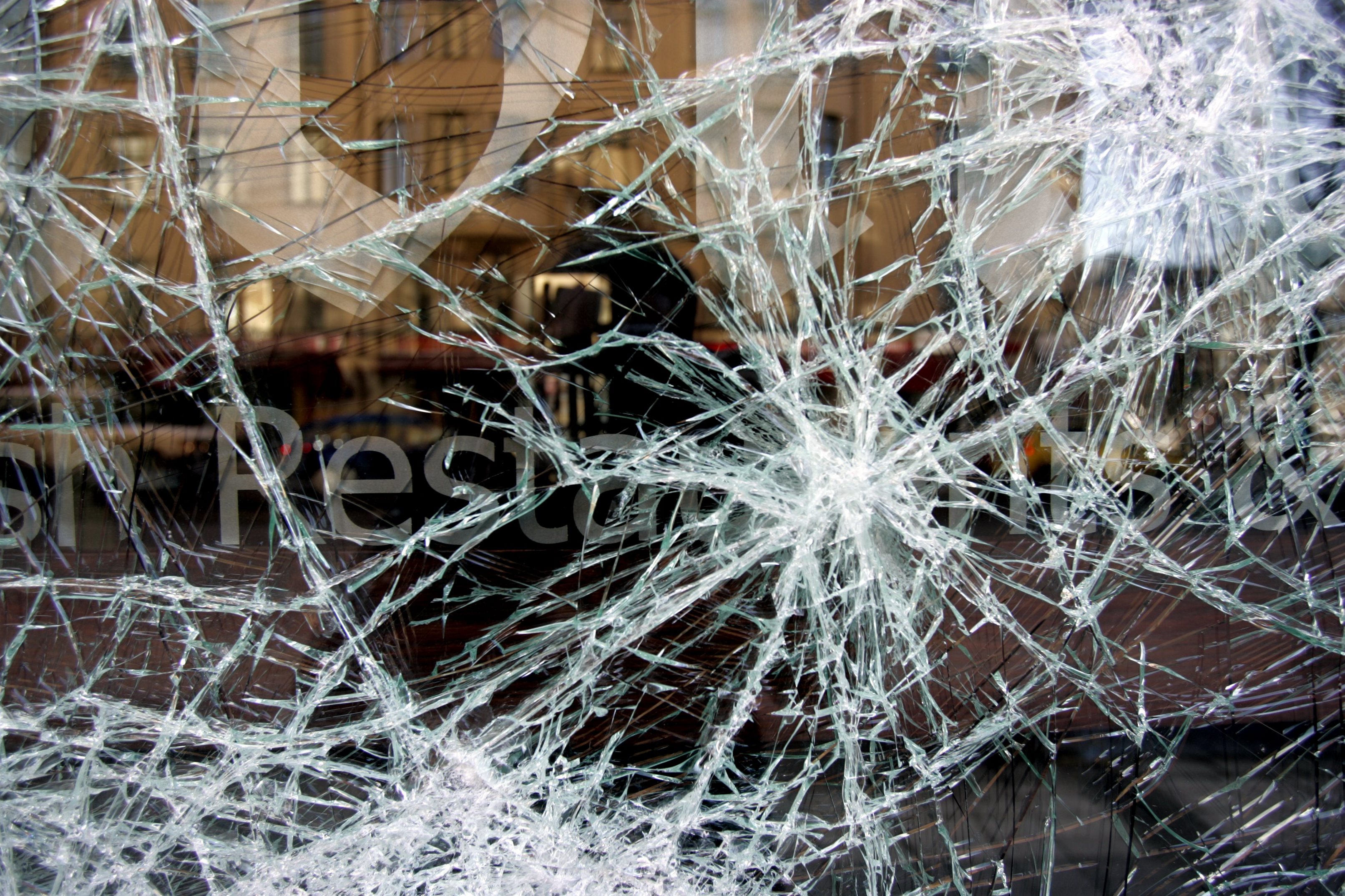 Den hjärtekrossade 18-åringen omhändertogs av polisen efter att han krossat 21 fönsterrutor på tisdagsmorgonen.