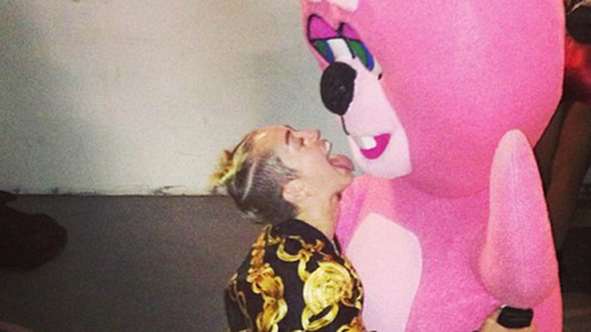 Miley Cyrus hårdlanserar sin nya image som bad girl.