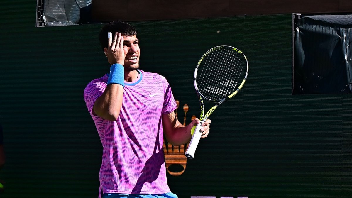Carlos Alcaraz i samband med att han hamnade mitt i en bisvrm i kvartsfinalen i Indian Wells.