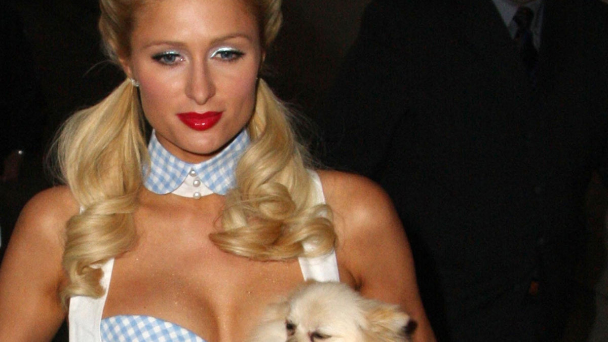 Paris Hilton bjöd inte in några strippor på sin fest när hon fyllde 27 – hon agerade strippa för egen maskin istället. Dessutom bjöd hon på en burleskshow klädd i svart läder.  (Bilden är från ett annat tillfälle)