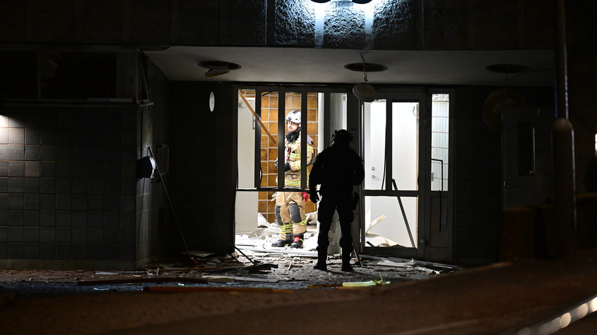 Två explosioner skedde med bara minuters mellanrum vid två portar till bostadshus i Västra Frölunda i Göteborg natten mot onsdagen.