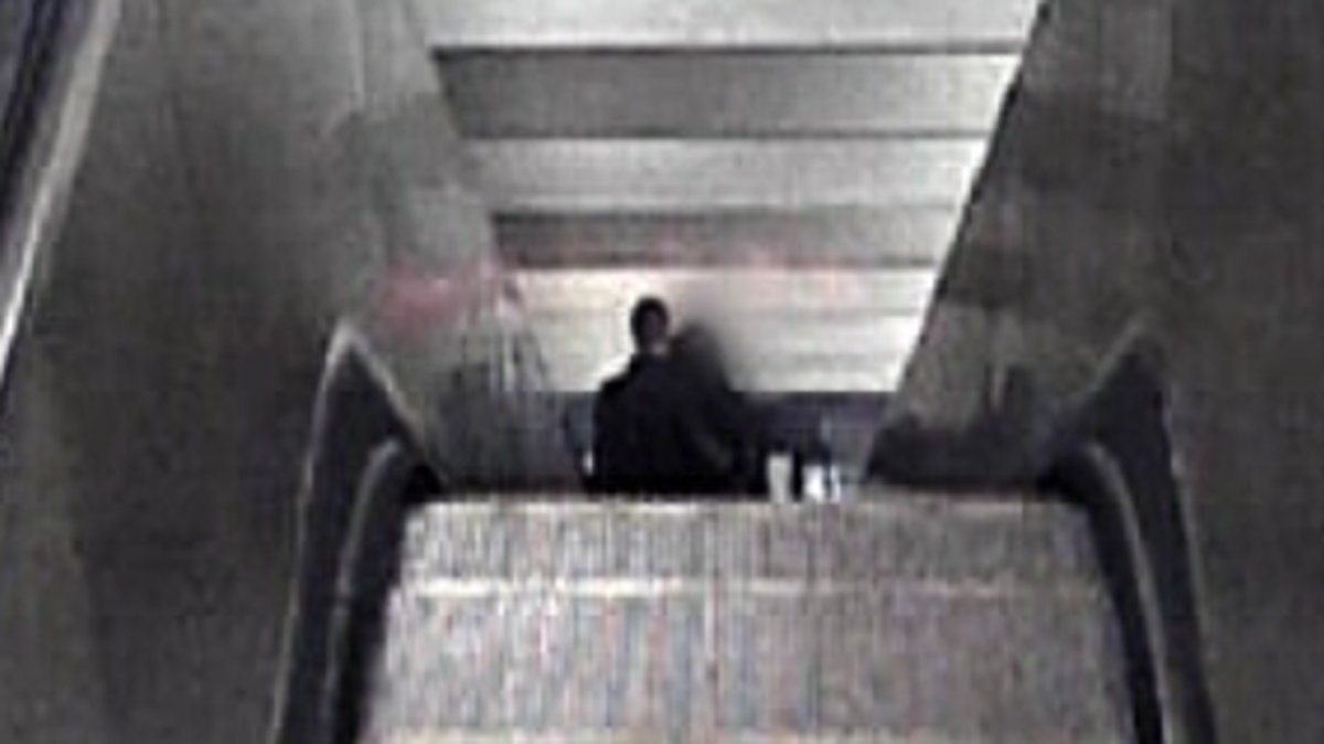 Mannen såg kvinnan i tunnelbanan och följde sedan efter henne.
