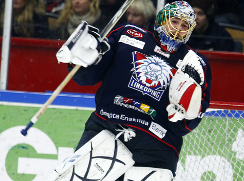 Linköpings målvakt Christian Engstrand jublar efter segern mot Frölunda med 3-2. Linköpings målvakt Christian Engstrand jublar efter segern mot Frölunda med 3-2.