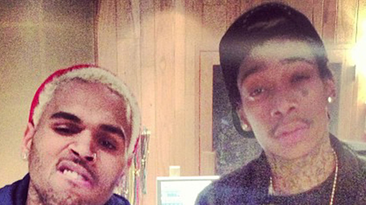 Wiz Khalifa och Chris Brown tar några bloss.