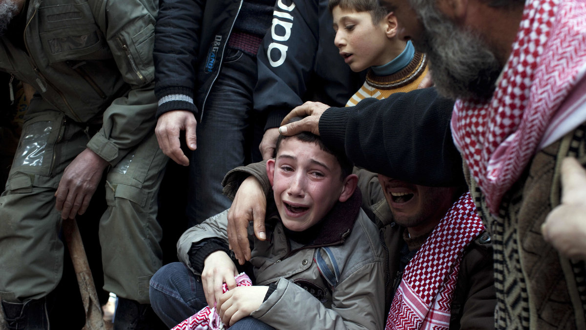 Ahmed sörjer sin far som dödats av en krypskytt, mars 2012. 