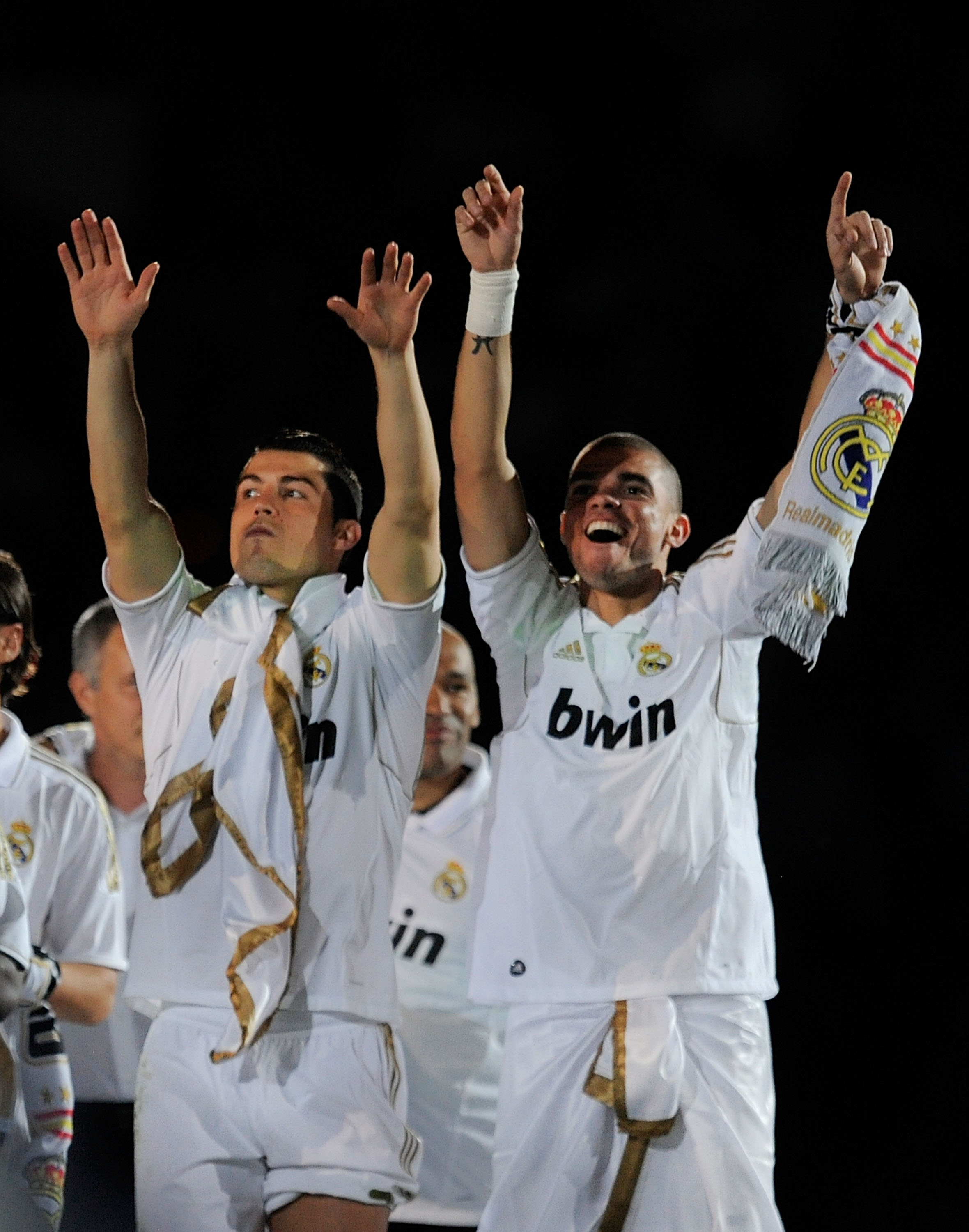 Cristiano Ronaldo och Pepe sträcker händerna i luften. Cristiano Ronaldo och Pepe sträcker händerna i luften.