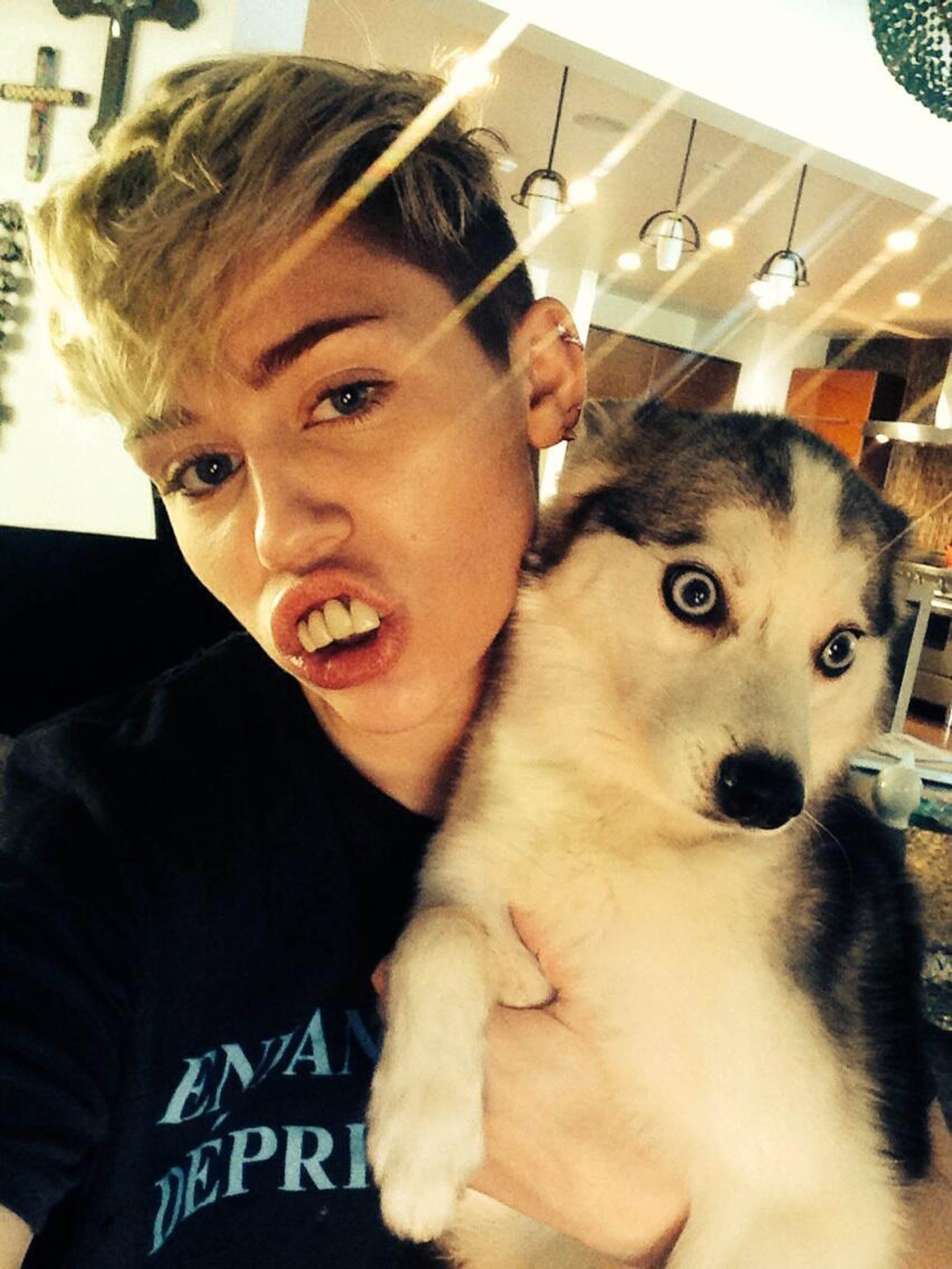 Miley visar upp sina nya tänder. 