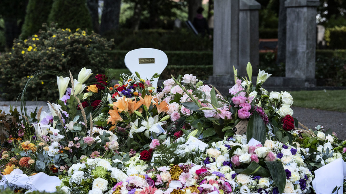 Ett hav av blommor täcker Karolin Hakims grav på S:t Pauli norra kyrkogård i centrala Malmö. 31-åringen sköts ihjäl på öppen gata i Malmö i augusti 2019 med sitt nyfödda barn i famnen. Arkivbild.