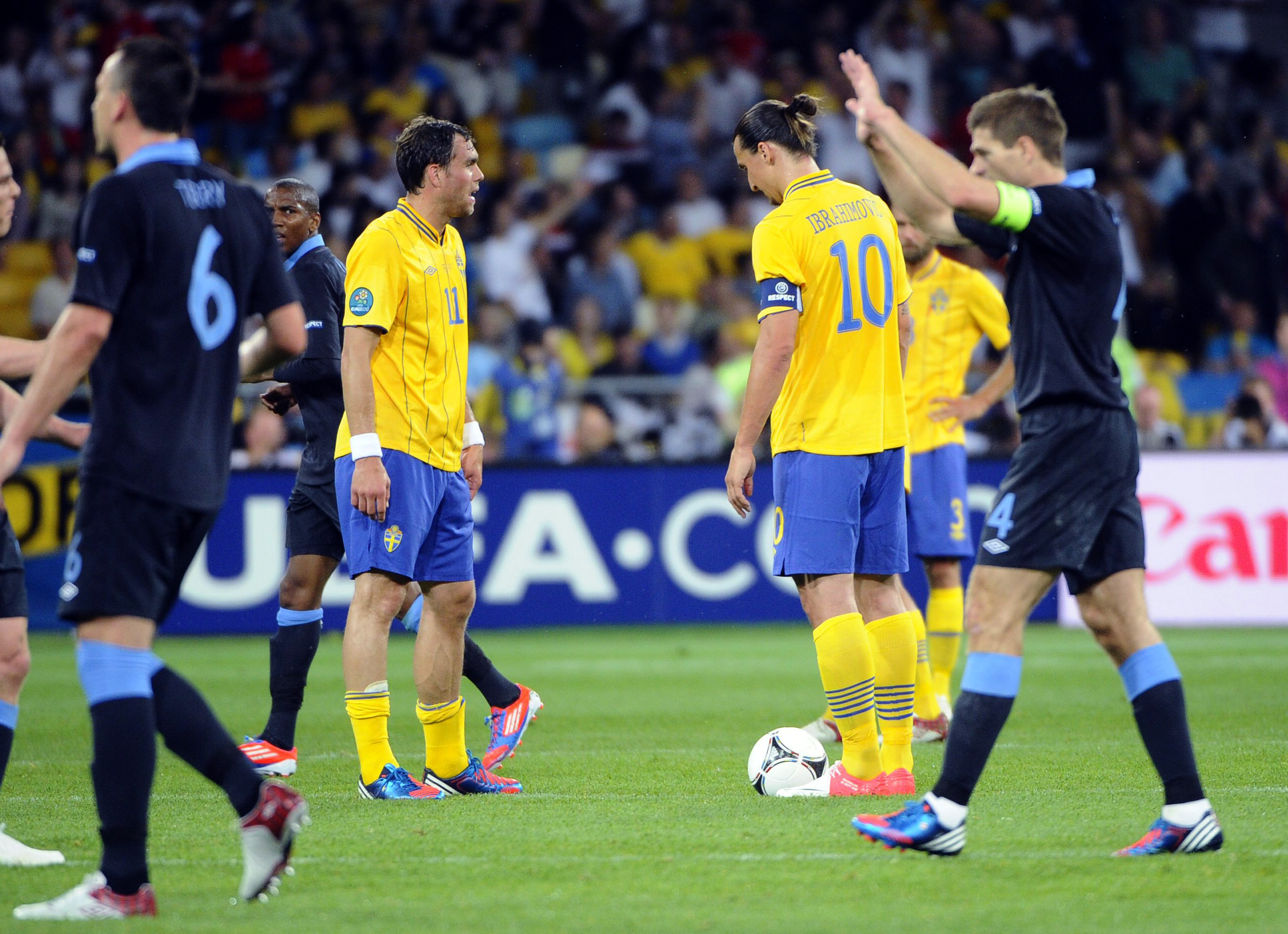 Zlatan  och Elmander deppar mot England.