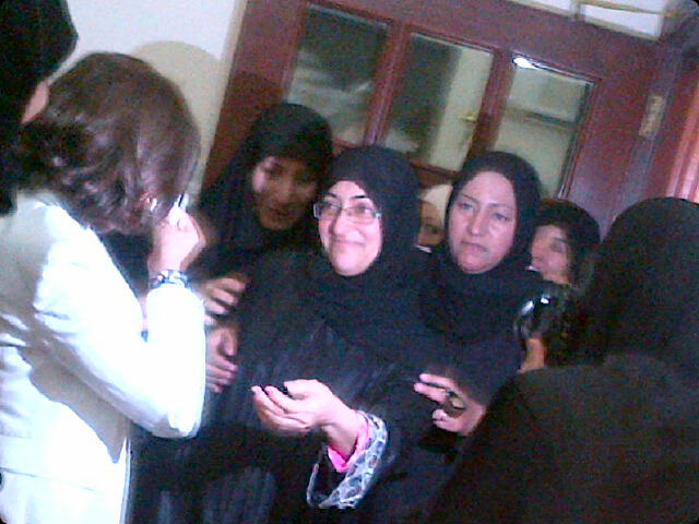 En bild postad på Twitter av BTA-ordförandens dotter visar hur Jalila Al-Salman tas emot av vänner och anhöriga när hon släpptes på tisdagen.