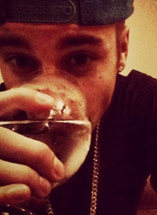 Justin Bieber tar en slörp. Justin Bieber tar en slörp.