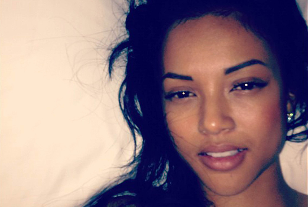 Chris Browns ex-tjej Karrueche Tran i sängen. Chris Browns ex-tjej Karrueche Tran i sängen.