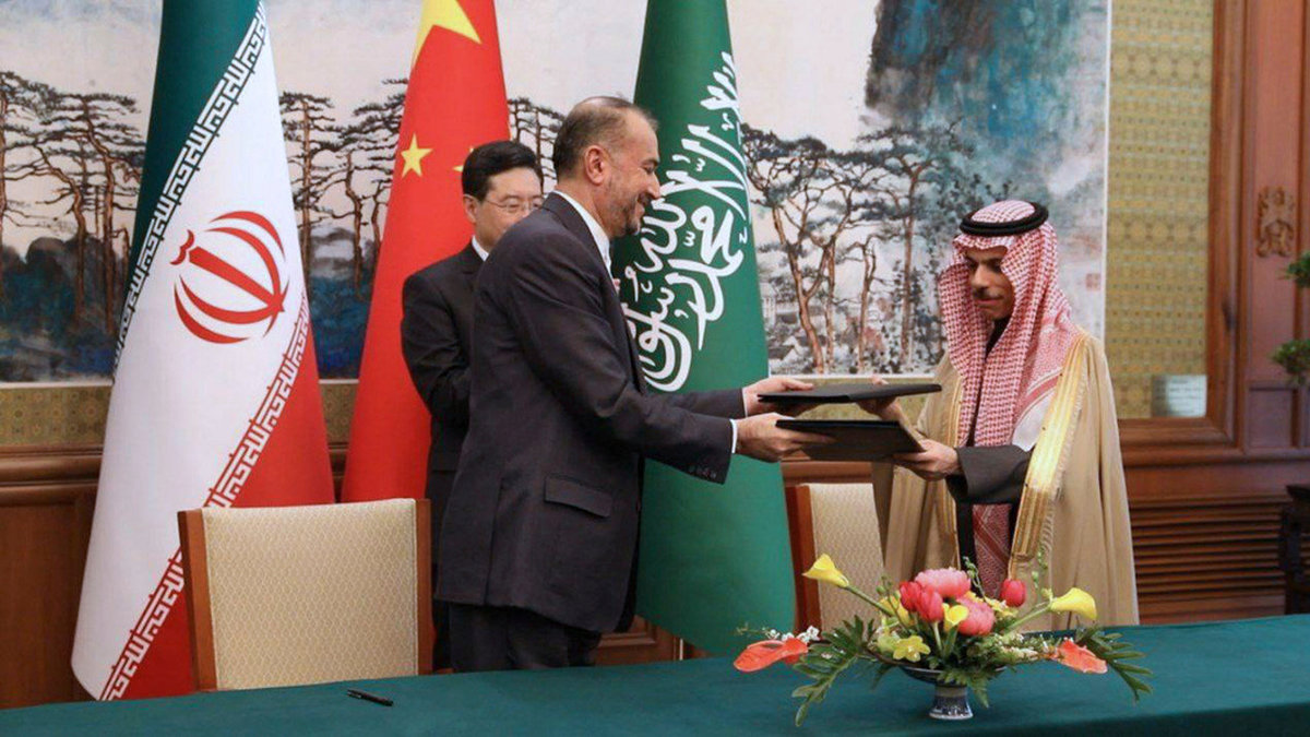 Irans utrikesminister Hossein Amirabdollahian, till vänster, mötte sin saudiske motsvarighet prins Faisal bin Farhan Al Saud i Peking i april.