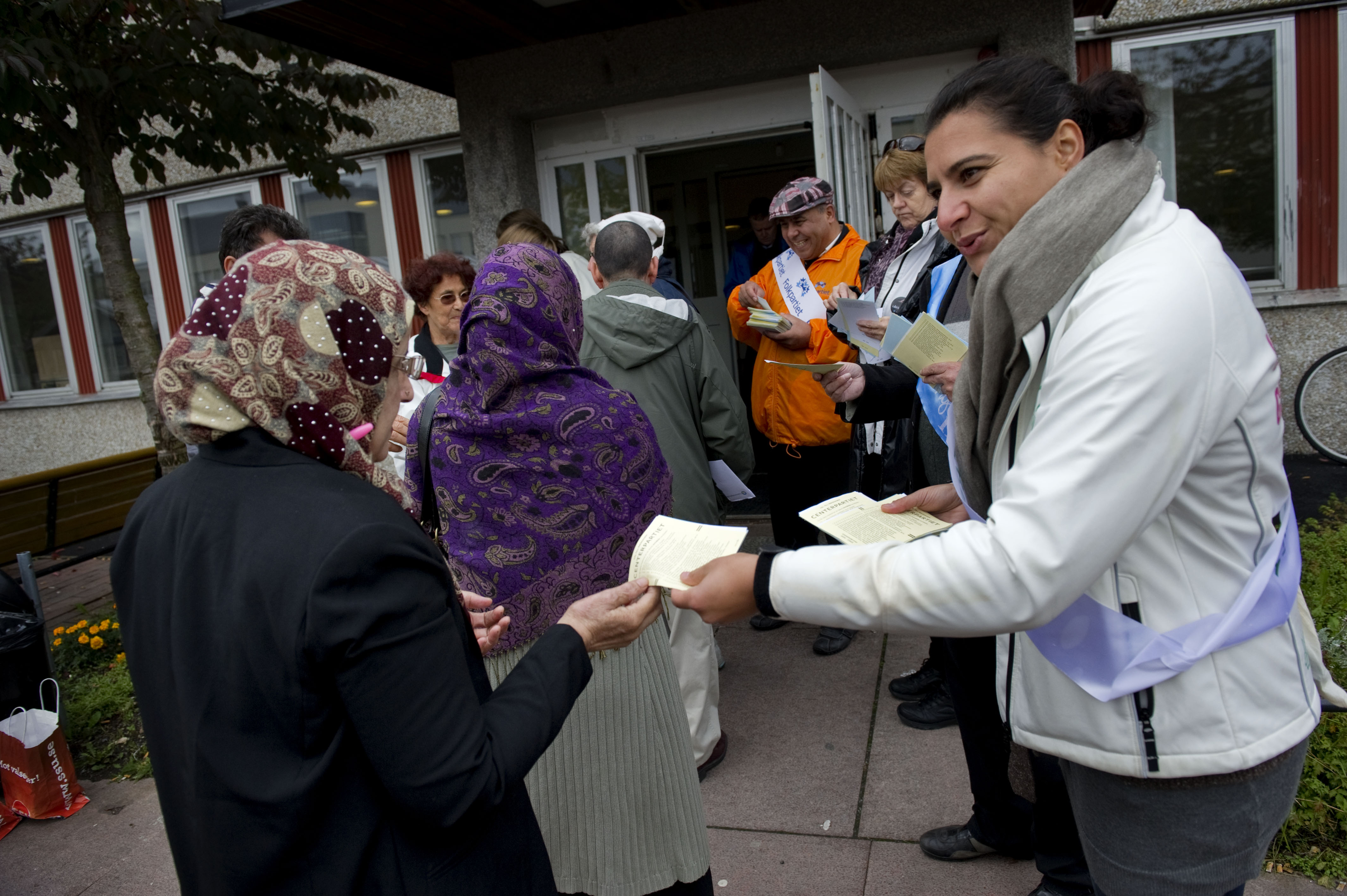 Vallokal i Skärholmens gymnasium. Abir Al-Sahlani delar ut centerpartiets valsedlar inför riksdagsvalet 2010.
