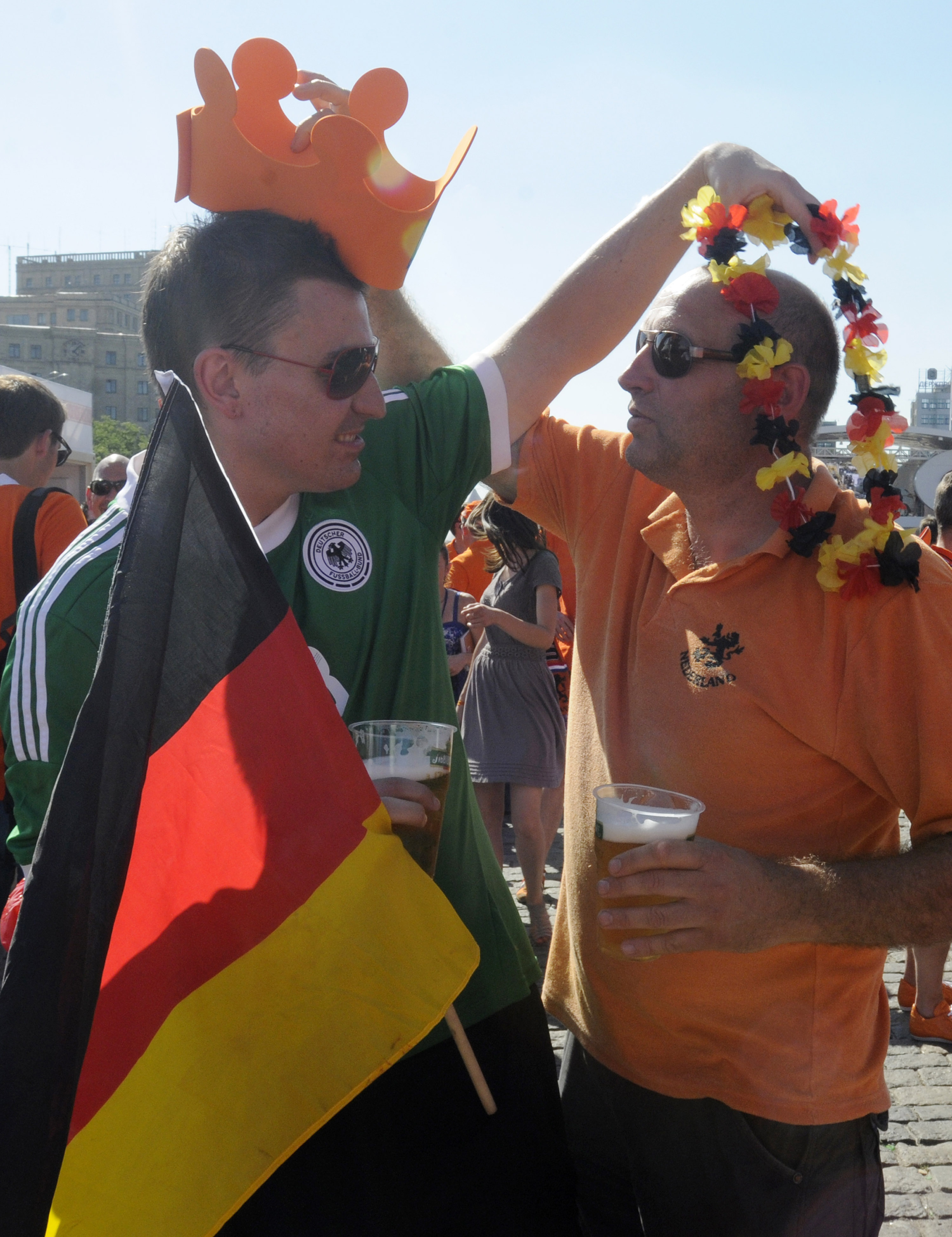 En tysk och en holländsk supporter inför kvällen. Ska båda deras lag klara sig till kvarten?