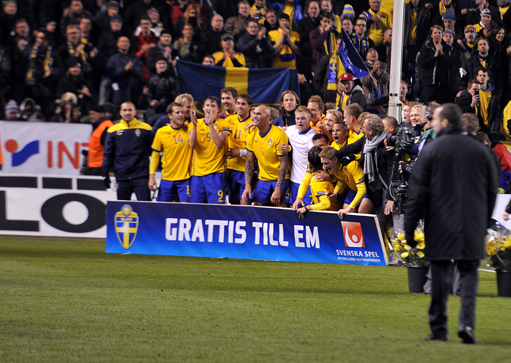 Det svängde vilt och målchanserna haglade. Men till slut kunde Sverige skrälla till mot Holland - och säkra direktplatsen tiill EM. Det svängde vilt och målchanserna haglade. Men till slut kunde Sverige skrälla till mot Holland - och säkra direktplatsen tiill EM.
