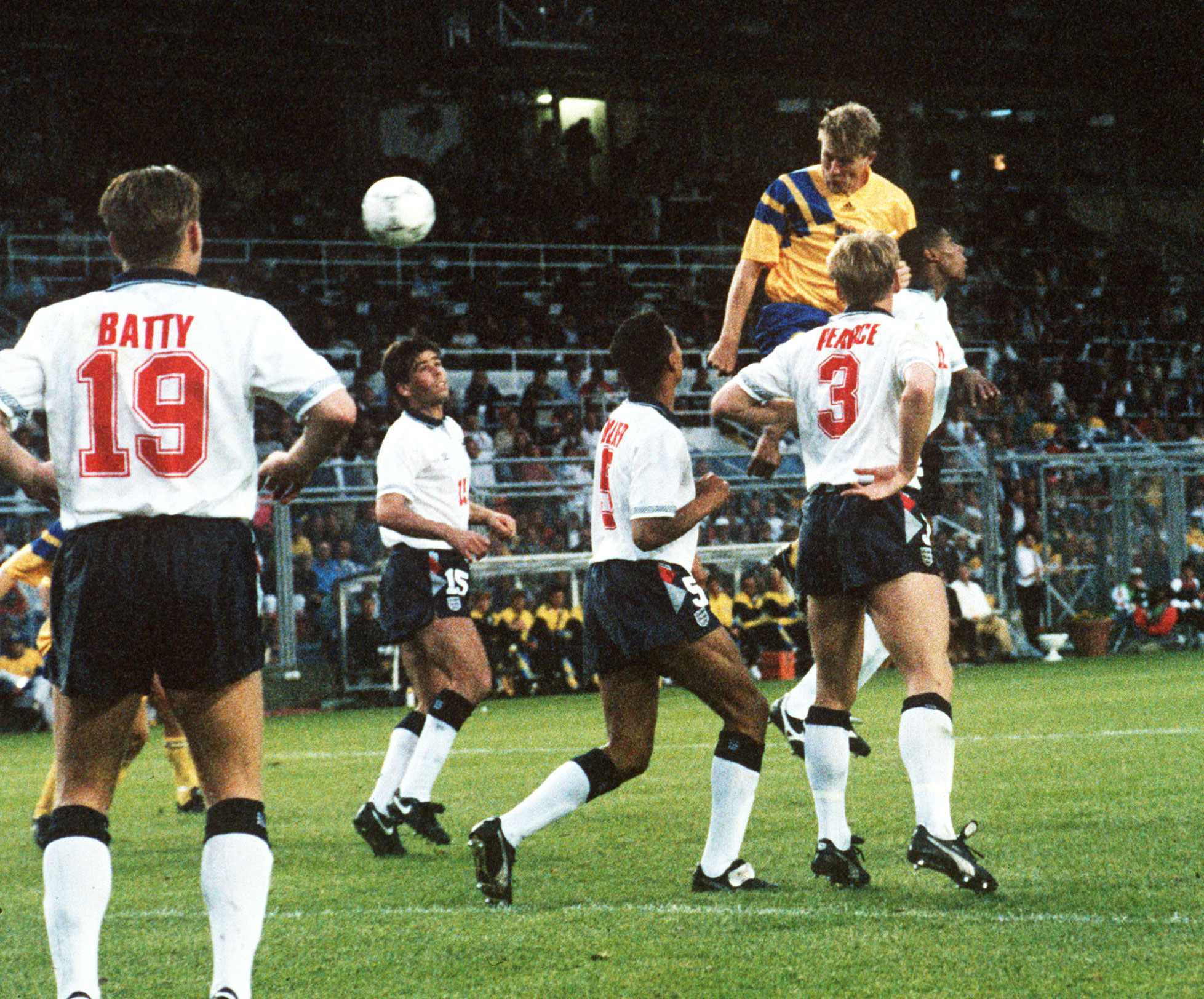 Janne Eriksson nickar in ett mål i EM 1992.