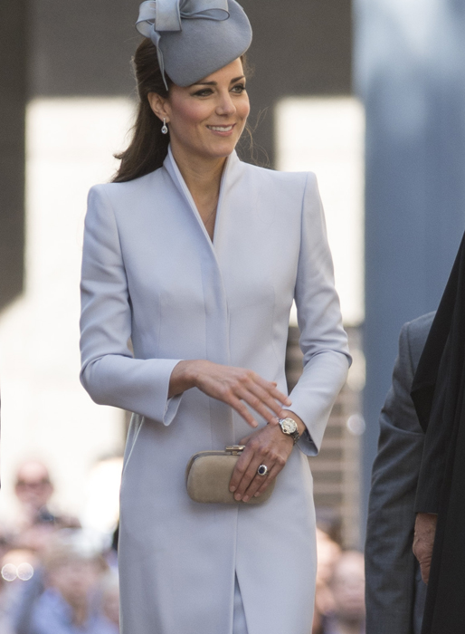 Den här duvgrå klänningen och kappan från Alexander McQueen kostar cirka 20 000 kronor. Kate matchade med en hatt från Jane Taylor för cirka 5 000 kronor.