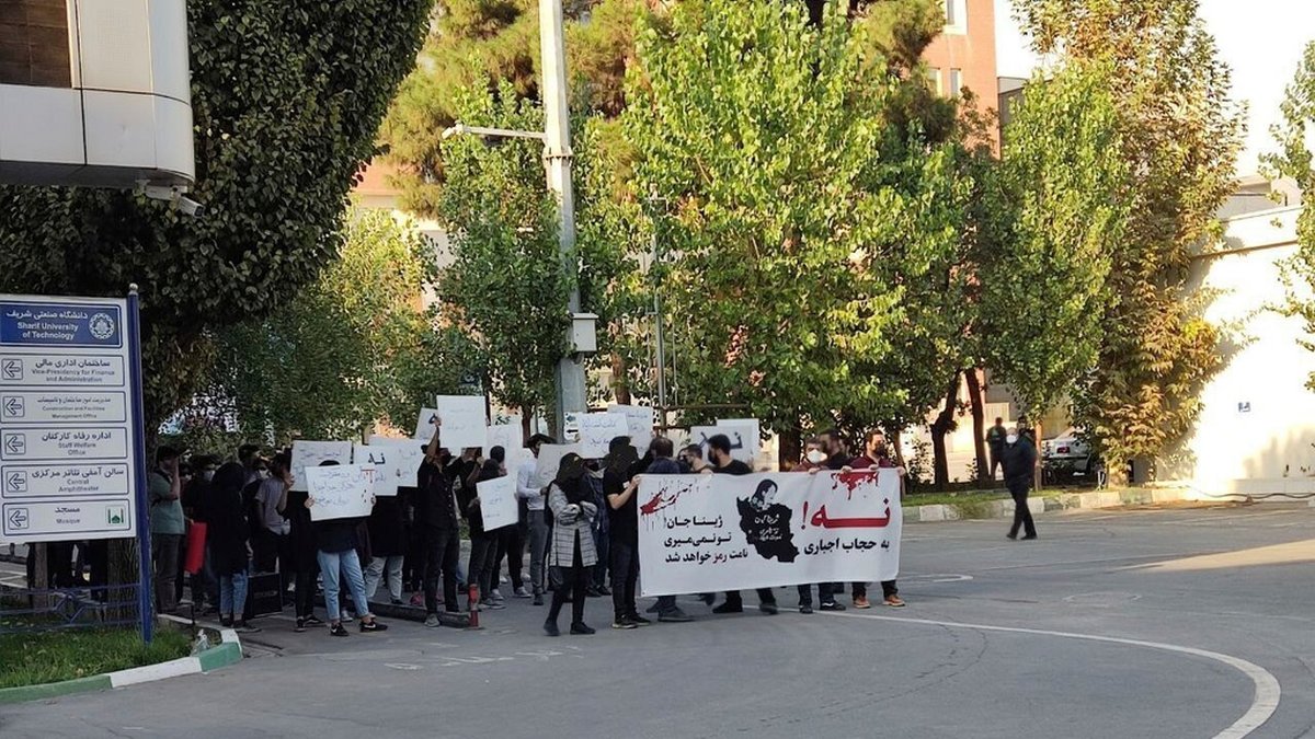 Protester efter Mahsa Zhina Aminis död i Teheran. Bild från oktober 2022.