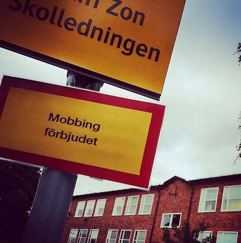 Tidigare skrev Nyheter24 om Pelle som satte upp den här skylten utanför Skanskvarnsskolan där hans barn går. 