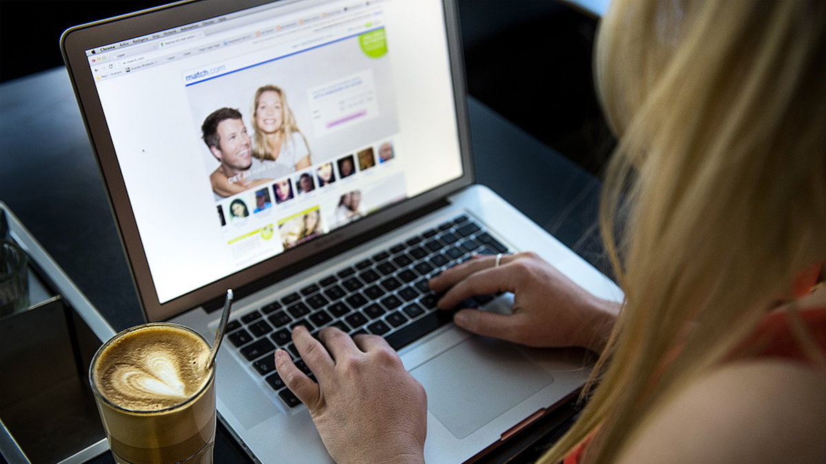 Svenskar på jakt efter kärlek på nätet riskerar att hamna i klorna på romansbedragare. Arkivbild.