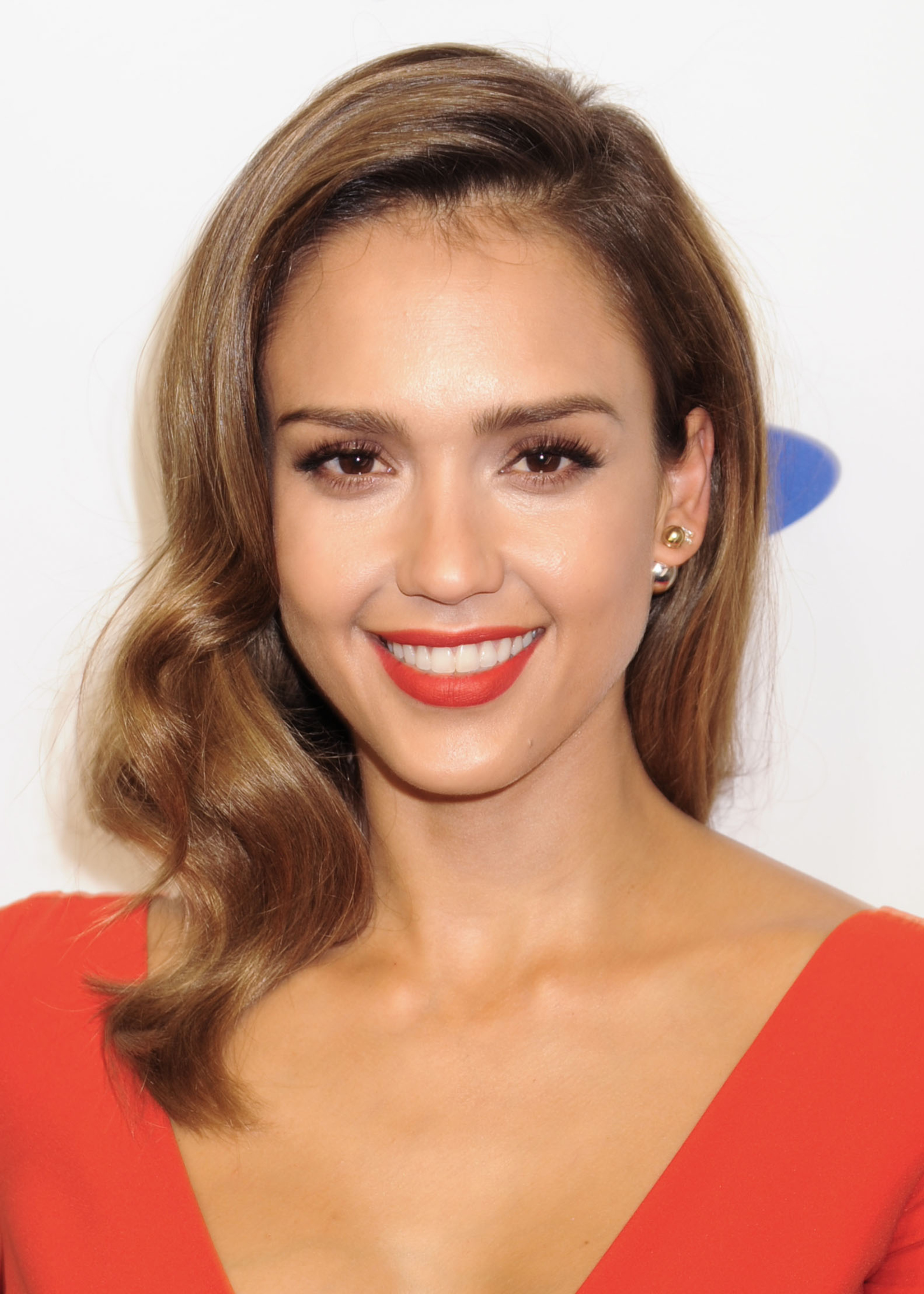 Jessica Alba förstärker sitt leende med rött läppstift. Jessica Alba förstärker sitt leende med rött läppstift.
