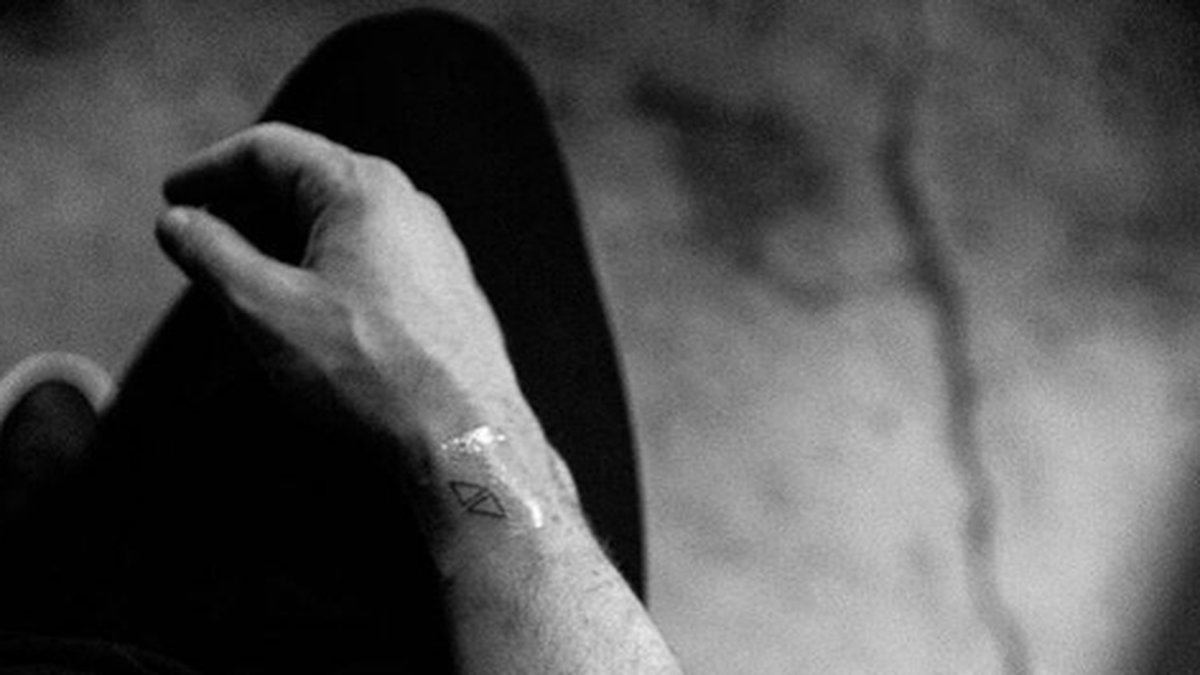 Kygo hyllar Avicii med tatuering.