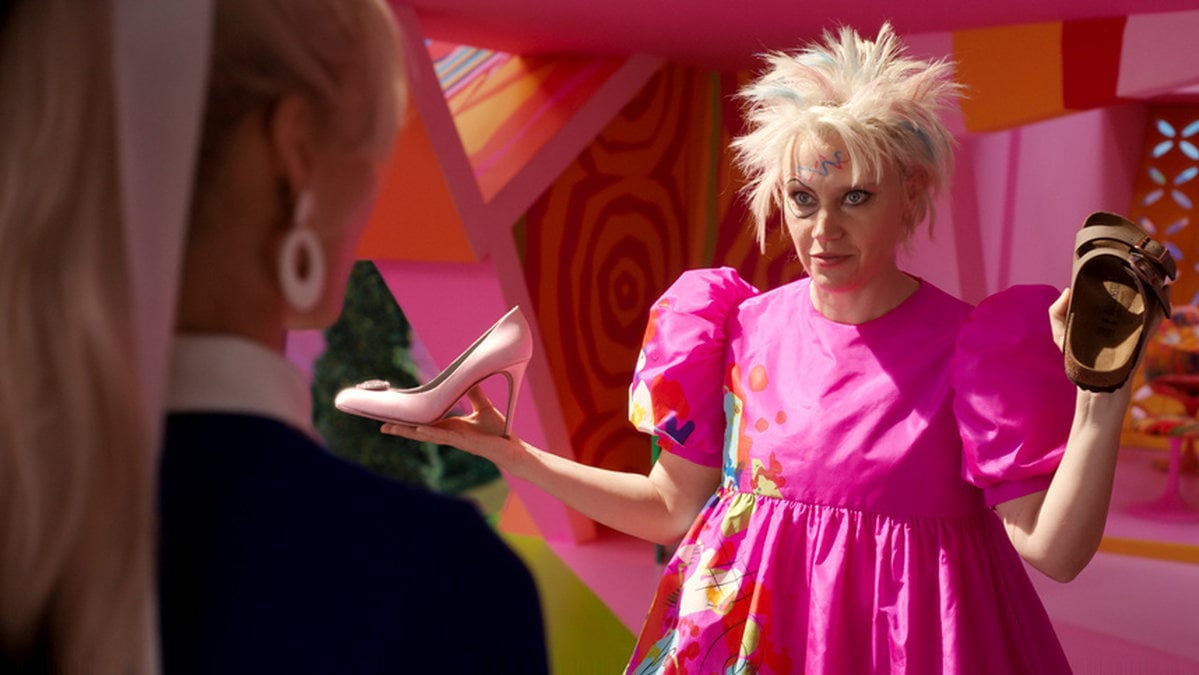 Kate McKinnon spelar 'Weird Barbie' som blivit misshandlad av de barn som lekt med henne. Pressbild.