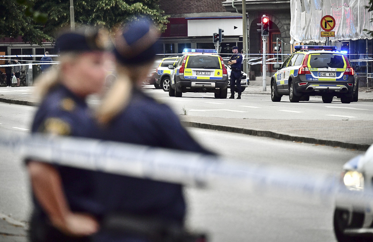 Polis i Malmö där det skedde en skottlossning. Polis i Malmö där det skedde en skottlossning.