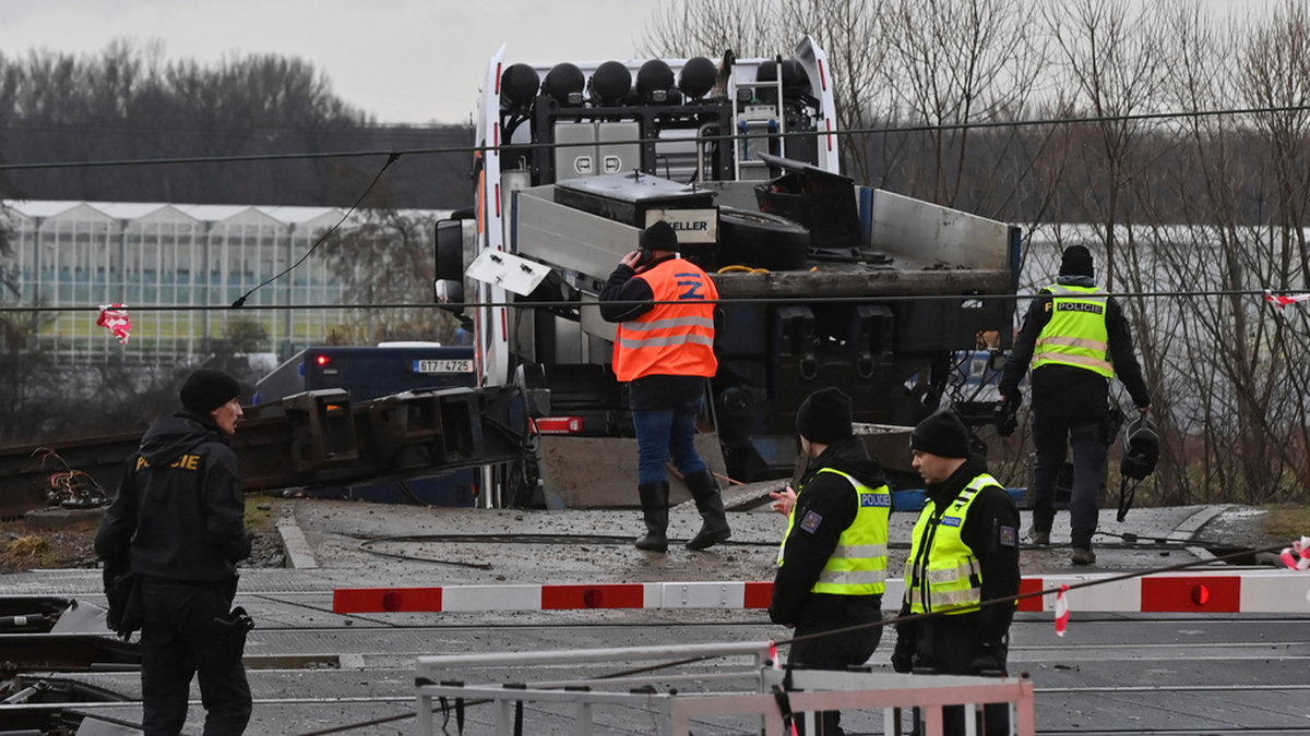 Räddningspersonal på plats i Dolni Lutyne i Karvina i östra Tjeckien, där ett snabbtåg kolliderat med en lastbil.