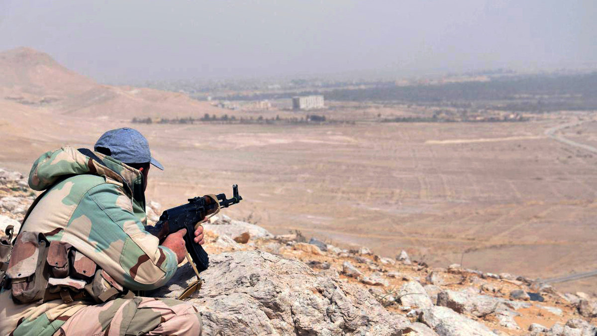 Soldat från syriska armén vid staden Palmyra.