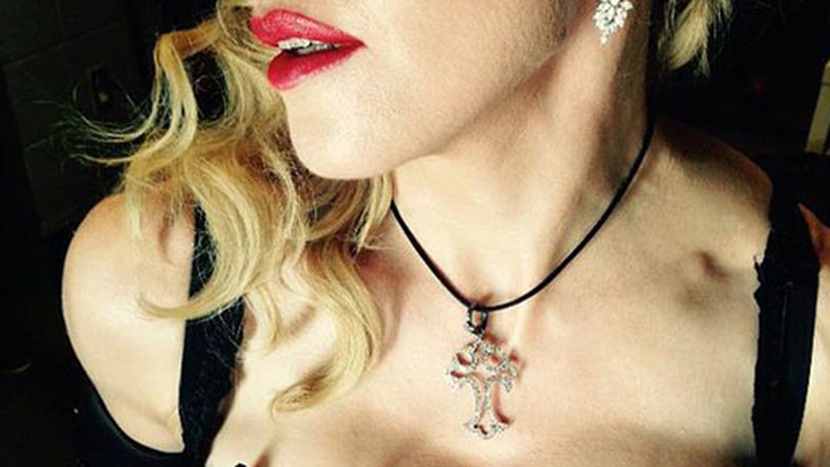 Madonna posar med vad hon kallar för sina "grammys". 