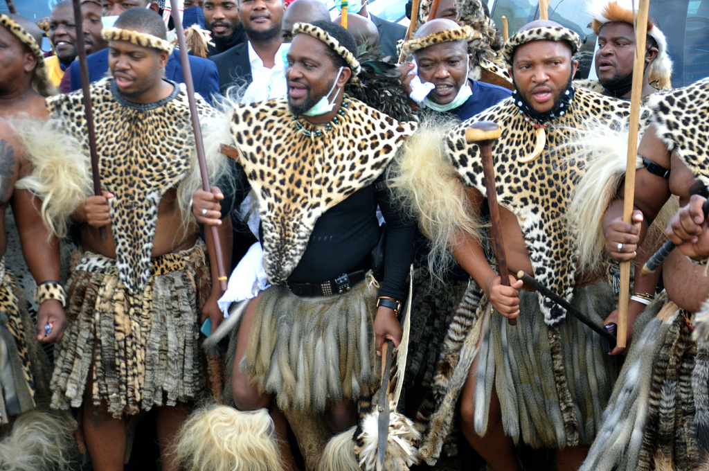 Misuzulu ka Zwelithini, i mitten, ska under lördagen krönas till kung över zulufolket – vilket inte alla gillar. Arkivbild.