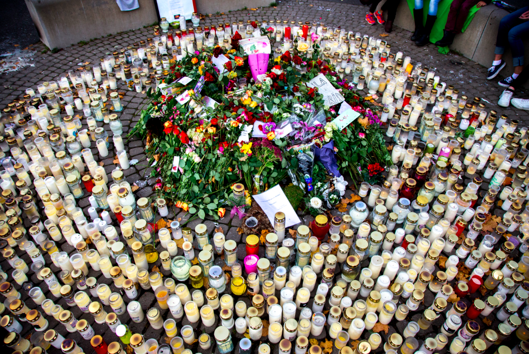 På förmiddagen den 22 oktober klev en maskerad Anton Lundin Pettersson in på skolan Kronan i Trollhättan. Beväpnat med kniv och svärd attackerade han elever och personal. Gärningsmannen hade rasistiska motiv och valde ut sina offer efter hudfärg. Fyra personer, inklusive gärningsmannen, föll offer för attacken. På förmiddagen den 22 oktober klev en maskerad Anton Lundin Pettersson in på skolan Kronan i Trollhättan. Beväpnat med kniv och svärd attackerade han elever och personal. Gärningsmannen hade rasistiska motiv och valde ut sina offer efter hudfärg. Fyra personer, inklusive gärningsmannen, föll offer för attacken.