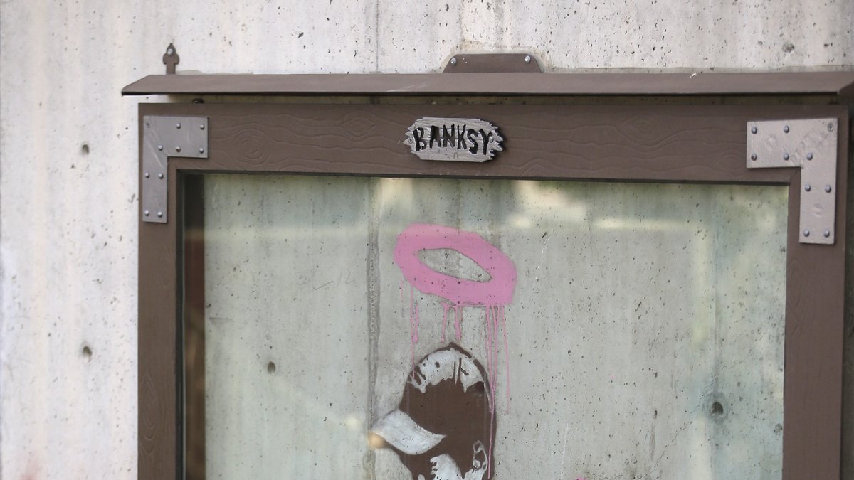 Banksy målar mycket gatukonst. 