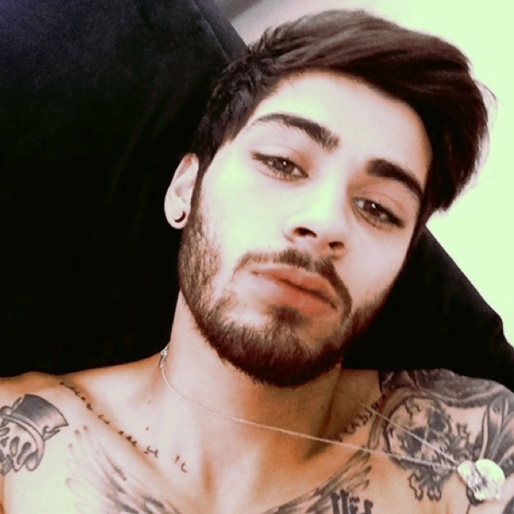 Zayn Malik chillar. Zayn Malik chillar.