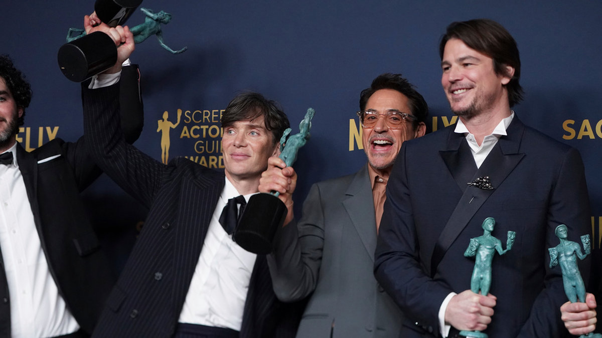 Cillian Murphy, Robert Downey Jr och Josh Hartnett från filmen 'Oppenheimer' var glada efter att de vunnit pris för bästa filmensemble vid tv- och filmgalan Screen Actors Guild (SAG) awards.