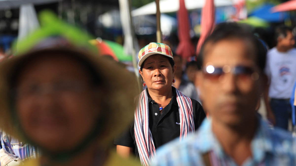 Anti-regerings protestanter lyssnar till nationalsången under en samling på tisdagen i Bangkok.